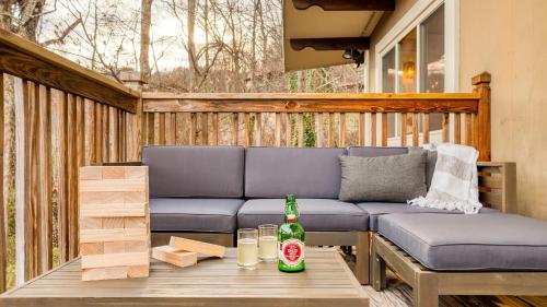 Chestnut by AvantStay Mountain Cabin w Treetop Views Hot Tub Game Room in Gatlinburg, USA