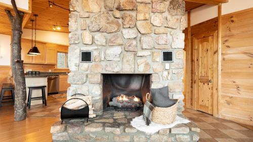 Chestnut by AvantStay Mountain Cabin w Treetop Views Hot Tub Game Room in Gatlinburg, USA
