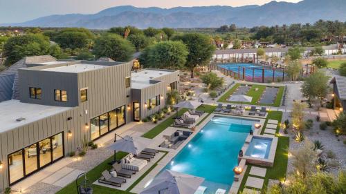 8BDR Villa TennisPickleball Golf Green Pool House Gym Bar Mesquite38