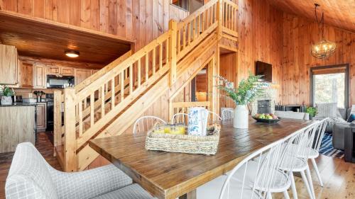 Fontana by AvantStay Gorgeous Mountain Cabin w Views Hot Tub Game Room in Gatlinburg, USA