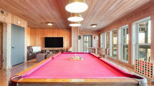 Fontana by AvantStay Gorgeous Mountain Cabin w Views Hot Tub Game Room in Gatlinburg, USA