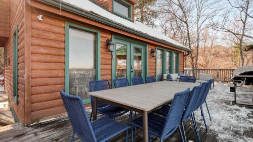 Fontana by AvantStay Gorgeous Mountain Cabin w Views Hot Tub Game Room in Gatlinburg, USA