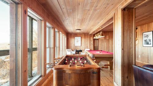 Fontana by AvantStay Gorgeous Mountain Cabin w Views Hot Tub Game Room in Gatlinburg, USA