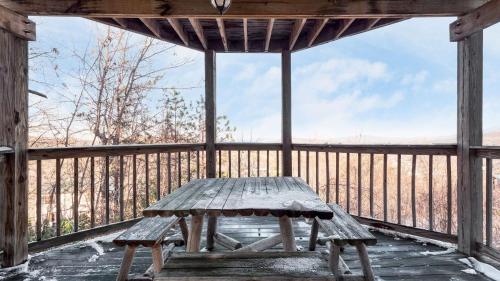 Fontana by AvantStay Gorgeous Mountain Cabin w Views Hot Tub Game Room in Gatlinburg, USA