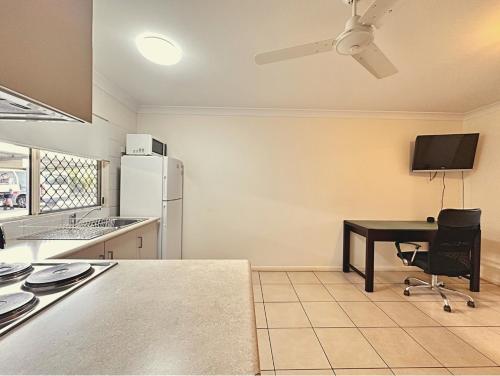 . Unit 3 37 St Francis Dr Neat 1BR - AC & Parking