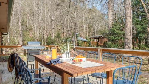 Sugar Cove by AvantStay Cabin by The River w Hot Tub Pool Table Guest House in Gatlinburg, USA