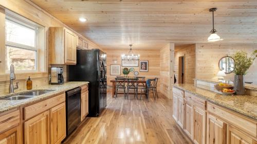 Sugar Cove by AvantStay Cabin by The River w Hot Tub Pool Table Guest House in Gatlinburg, USA