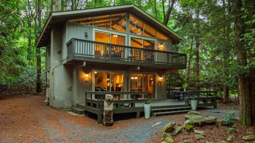 The Four Seasonal by AvantStay Hot Tub Spacious Deck Fire Pit in Pocono Pines, Vereinigte Staaten von Amerika