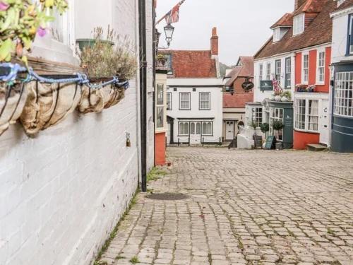 Çevredekiler, Starboard Light in Lymington Town