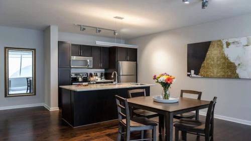 CozySuites Modern and Classy 1 BR Apartment Downtown - image 23