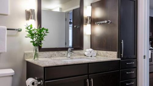 CozySuites Modern and Classy 1 BR Apartment Downtown - image 32