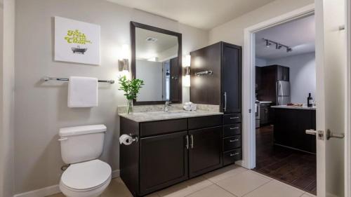 CozySuites Modern and Classy 1 BR Apartment Downtown - image 35