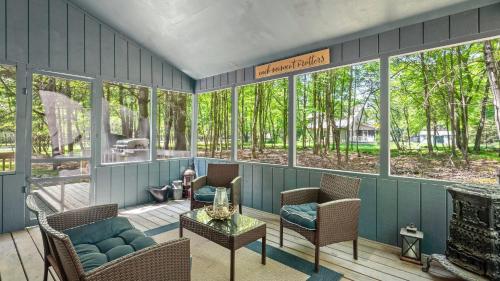 Shady Pines by AvantStay Enclosed Porch Game Rooms LakeBeach Access in Albrightsville, USA