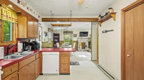 Shady Pines by AvantStay Enclosed Porch Game Rooms LakeBeach Access in Albrightsville, USA