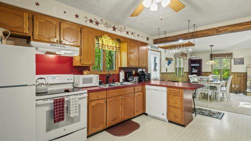Shady Pines by AvantStay Enclosed Porch Game Rooms LakeBeach Access in Albrightsville, USA