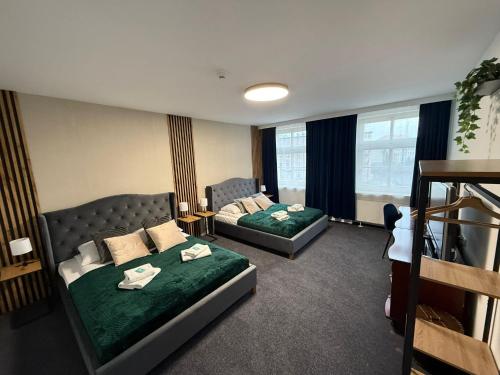 3 queen beds