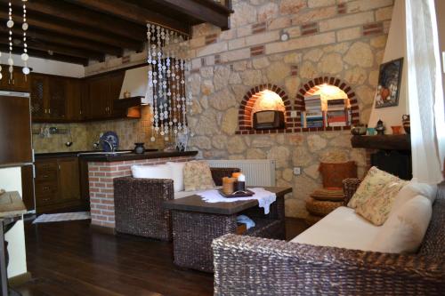 Artemis Stone House – Psakoudia, MO