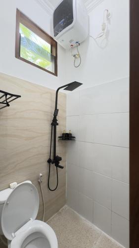 Bathroom, ABK Homestay in Purworejo