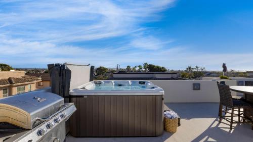 บริการและสิ่งอำนวยความสะดวก, Sunset Serenity by AvantStay Rooftop w Hot Tub Fire Pit 3 Blocks to Beach in โกรเวอร์ บีช (CA)