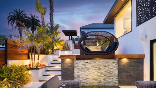 Moonlight Modern by AvantStay Footsteps from Shops and Beach! in Encinitas, USA
