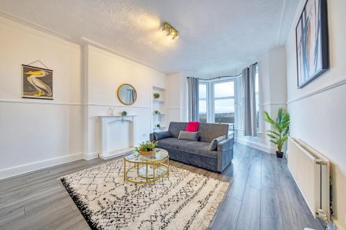 3BR Flat Near Maryhill Park and West End with Parking