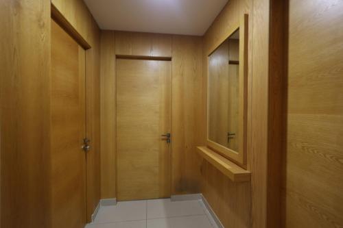 Brown 8 3BR Apt in Sioufi - image 7