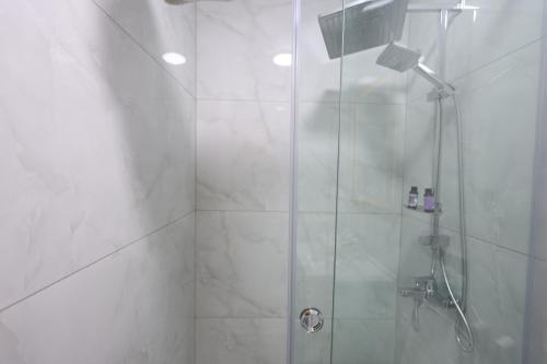 Brown 8 3BR Apt in Sioufi - image 6
