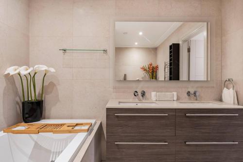 Luxury Mayfair Flat on Park Lane | Hyde Park Views - image 9