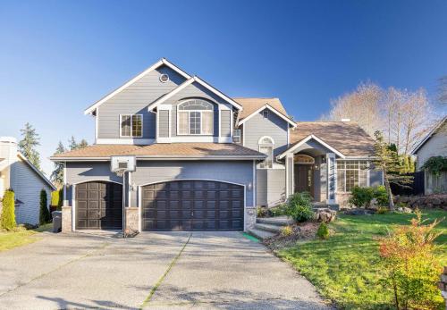Brier 5BR Retreat w Pool Table Deck Central AC in Alderwood Manor (WA)