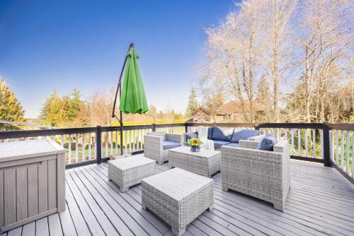 Brier 5BR Retreat w Pool Table Deck Central AC in Alderwood Manor (WA)