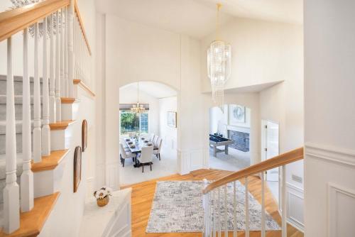 Brier 5BR Retreat w Pool Table Deck Central AC in Alderwood Manor (WA)