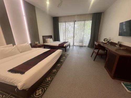 2 queen beds, 1 sofa bed