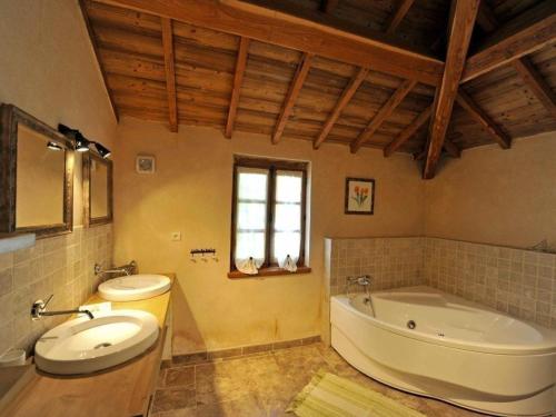Gîte Rustique à Neuilly-le-Réal avec Animaux Acceptés - FR-1-489-611 (Gite Rustique a Neuilly-le-Real avec Animaux Acceptes - FR-1-489-611) in Neuilly-le-Réal