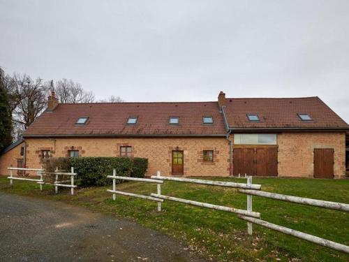 Gîte Rustique à Neuilly-le-Réal avec Animaux Acceptés - FR-1-489-611 (Gite Rustique a Neuilly-le-Real avec Animaux Acceptes - FR-1-489-611) in Neuilly-le-Réal