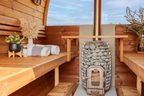 Sauna, Refuge Bay Caelum Cabin Luxury Off Grid Escape in Alberta Beach (AB)