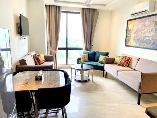 Modern Flat with Lahori Charm & Pool, Gym, Cinema, Gulberg, Zameen Aurum – khách sạn tại Garden Town