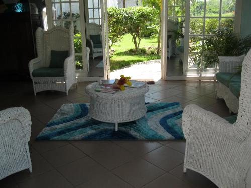 Fisherman's Inn Hotel on the Luminous Lagoon in ฟอลเมาท์