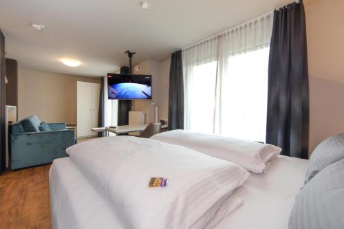1 king bed, 1 sofa bed