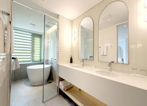 room detail thumbnail 2