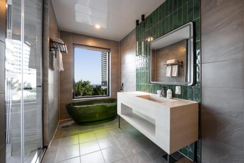 room detail thumbnail 2