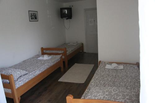 3 twin beds