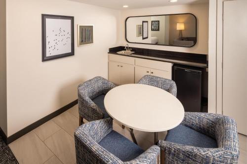 DoubleTree by Hilton Hotel Jackson - Tap to explore photos