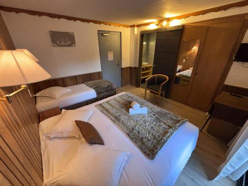 1 double bed, 1 twin bed