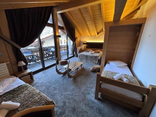 1 double bed, 2 twin beds