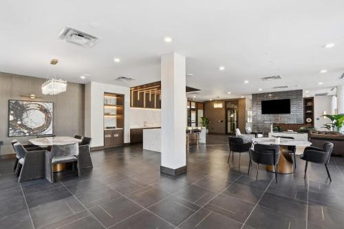 CozySuites Modern and Classy 1 BR Apartment Downtown - image 22