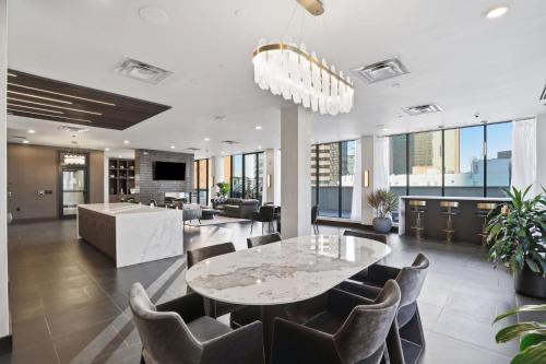 CozySuites Modern and Classy 1 BR Apartment Downtown - image 31