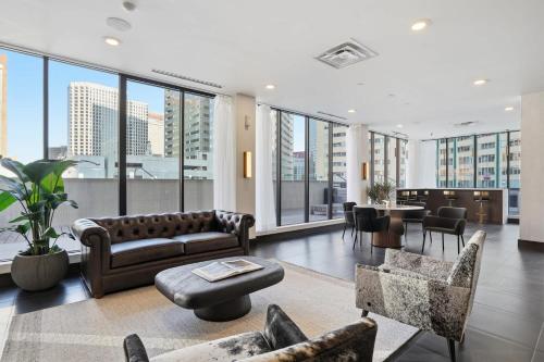 CozySuites Modern and Classy 1 BR Apartment Downtown - image 25