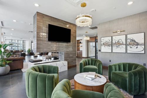 CozySuites Modern and Classy 1 BR Apartment Downtown - image 38