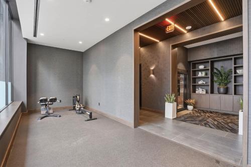 CozySuites Modern and Classy 1 BR Apartment Downtown - image 37