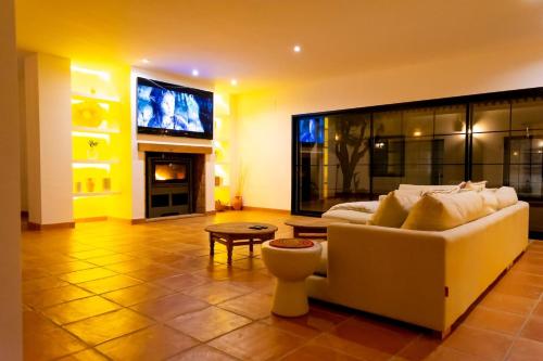 Mediterranean Luxe Villa • 8PAX • Pool • BBQ •Cozy in Santa Paula